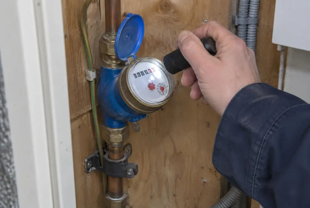 Lekdetectie Maarssen – watermeter in de meterkast controleren met een zaklamp